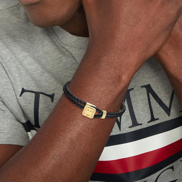 Ανδρικό βραχιόλι Tommy Hilfiger 2790531 από μαύρο δέρμα με χρυσό κούμπωμα.